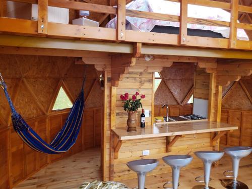 uma casa na árvore com uma rede num quarto em Colombia Mountain Tours Glamping and Cabanas em Choachí