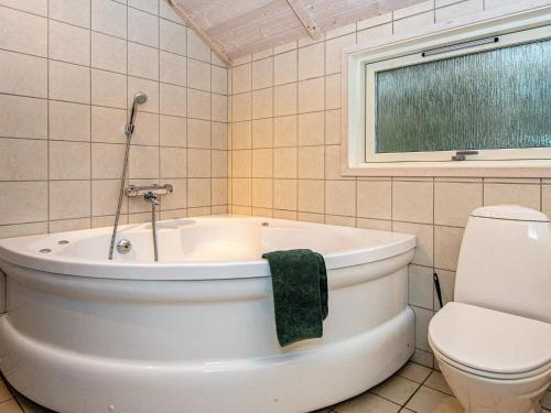 Ένα μπάνιο στο 7 person holiday home in Toftlund-By Traum