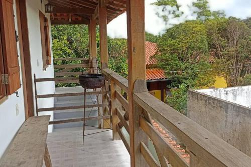 a balcony of a house with a basket on it at hospedagem- Bela Vista in Milho Verde