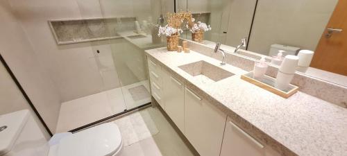 ein Badezimmer mit Waschbecken, Toilette und Spiegel in der Unterkunft Flat 113 Eco Resort Praia dos Carneiros in Praia dos Carneiros