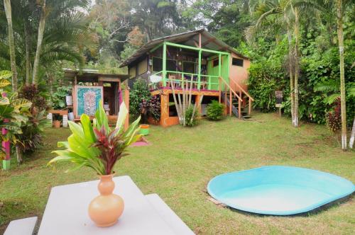 a house with a vase on a table in the yard at Cabañas Ecobiosfera in Catemaco