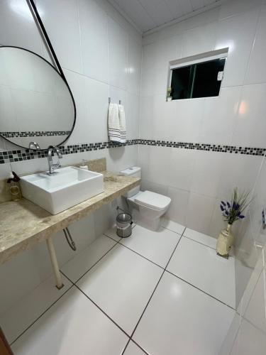 Baño blanco con lavabo y aseo en Casa para Show Rural Flat Sobrado, en Cascavel