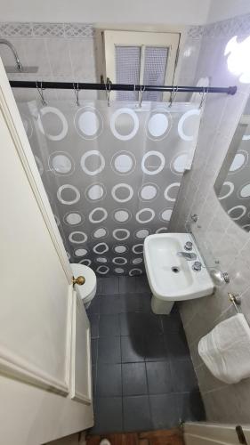 bagno con lavandino e servizi igienici di Balcones del Este a Córdoba