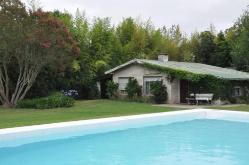 una casa con piscina en el patio en Quinta El Tala en Lobos