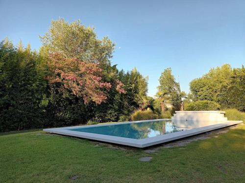 una piscina en medio de un patio en Quinta El Tala en Lobos