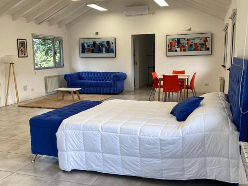 1 dormitorio con 1 cama, mesa y sillas en ALOJAMIENTOS PATAGONICOSEl Estudio VLA en Villa La Angostura