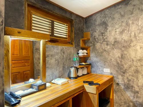 uma cozinha com um balcão de madeira e uma janela em Phi Phi Phu Chalet Resort em Phi Phi Don