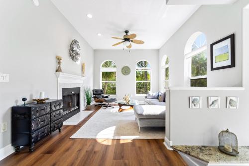 een woonkamer met witte muren en een plafond bij Enjoy a stress free vacation at this 3BR paradise in Sarasota