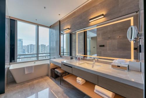 un bagno con un grande lavandino e una grande finestra di Changzhou Marriott Hotel Jintan a Changzhou