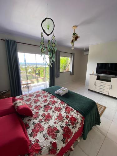 a bedroom with a bed and a tv and a bed sqor at Sunshine Chalé Brasília-DF in Brasília