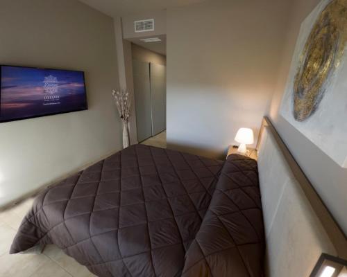 Un dormitorio con una cama marrón en una habitación en Destino Deluxe Penthouse Valle del Este, en Vera