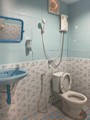 a bathroom with a toilet and a sink at เชียงคานพาราไดร์รีสอร์ท&มีตติ้ง in Ban Na Bon (1)