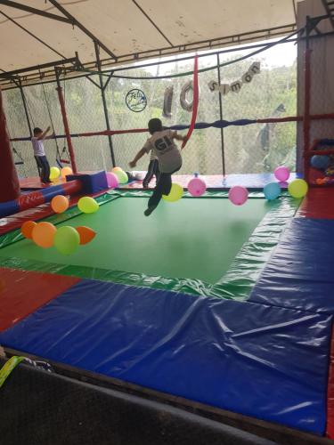 a man is playing in an indoor trampoline park at Finca Pradera Real in Circasia