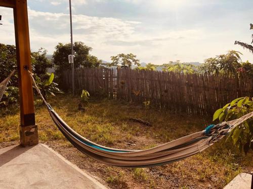 una hamaca en un patio junto a una valla en Casa de madera con HYDROMASAJE vista al mar, en Atacames