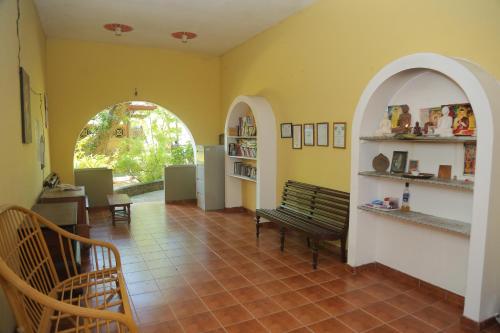 una sala de estar con un banco y un arco en Laluna Ayurveda Resort en Bentota