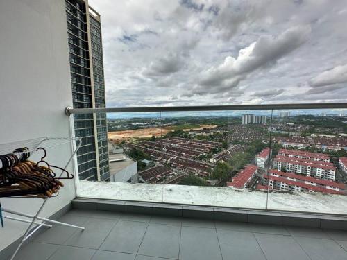 balcón con vistas a la ciudad y al océano en A2404 Platino 2BR ParadigmMall Netflix By STAY en Johor Bahru