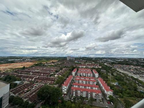 una vista aérea de una gran ciudad con edificios en A2404 Platino 2BR ParadigmMall Netflix By STAY en Johor Bahru