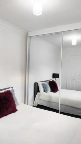 Katil atau katil-katil dalam bilik di Stylish Spacious Auburn 3Bedroom House Near Olympic Park ANZ Stadium DFO Pet Friendly