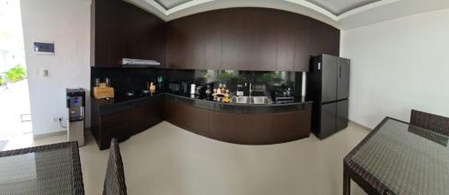 a kitchen with a counter with a kitchenasteryasteryasteryasteryasteryasteryasteryastery at AA GUESTHOUSE in Canggu