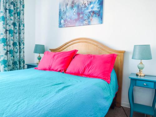 a bedroom with a bed with pink pillows at Depto 4 Metro Cal y Canto 1 dormitorio y 1baño in Santiago