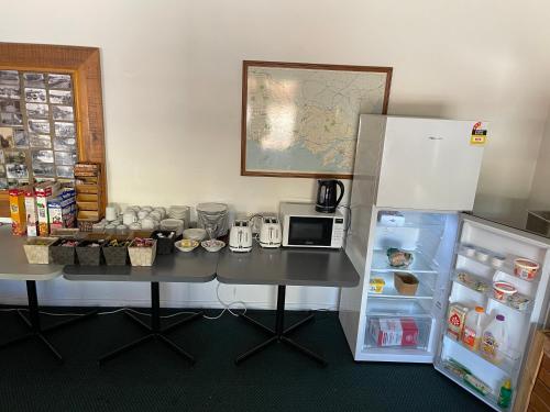 Кухня или мини-кухня в Philadelphia Motor Inn
