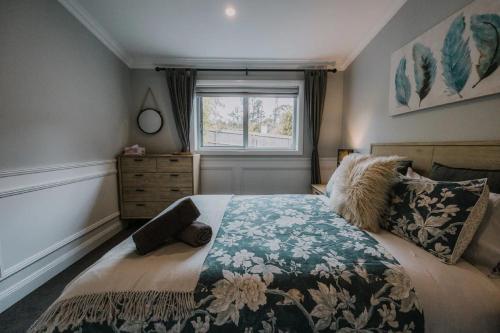 Schlafzimmer mit einem Bett und einem Fenster in der Unterkunft Parkside in Blackheath