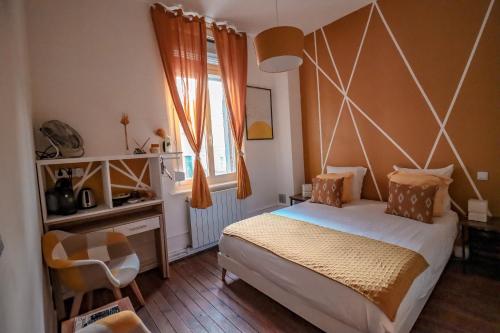 Un dormitorio con una cama grande y una ventana en Ginkgo Maison d'hôtes, en Amiens