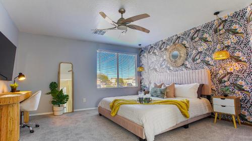 - une chambre avec un grand lit et un ventilateur de plafond dans l'établissement Hayward Glendale home, à Glendale