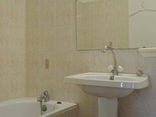 une salle de bain avec un lavabo, un miroir et une baignoire dans l'établissement Cap d'Agde: Studio cabine 4 pers, piscine, plage à 600m, parking - FR-1-249-6, au Cap d'Agde