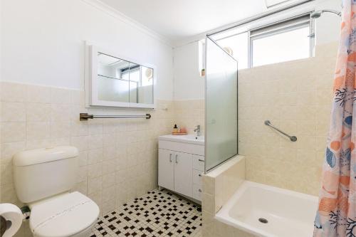 Ένα μπάνιο στο Kooringal 6, 105 Soldiers Point Rd - waterfront unit