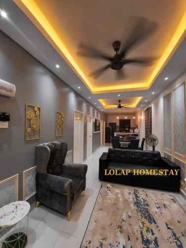 un soggiorno con divano e ventilatore a soffitto di Lolap Homestay private swimming pool Mslim only a Kampong Alor Gajah