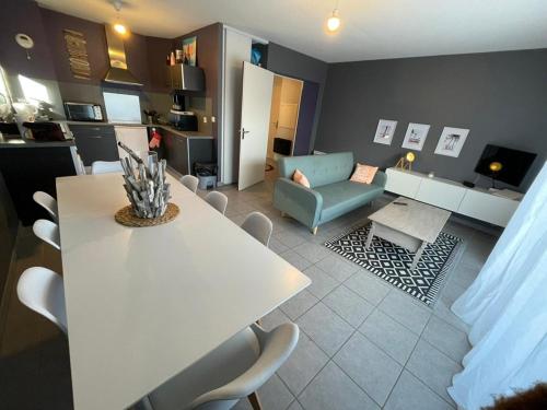 un salon avec une table et un canapé dans l'établissement Appartement en rez-de-jardin à 100m de la plage avec terrasse et parking - FR-1-413-107, à Capbreton