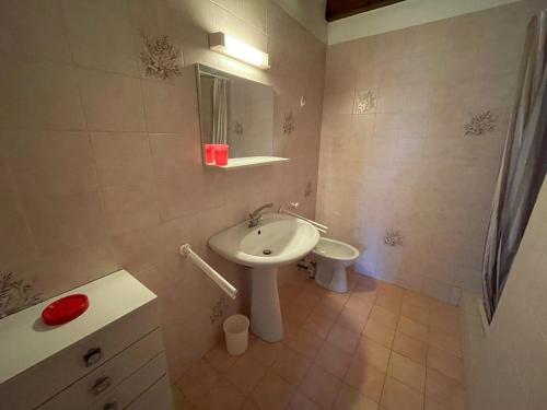 ein Bad mit einem Waschbecken und einem WC. in der Unterkunft Maison Capbreton, 3 pièces, 5 personnes - FR-1-413-120 in Capbreton