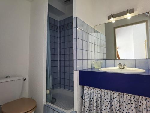 une salle de bain avec un lavabo, des toilettes et un miroir dans l'établissement Appartement cosy avec mezzanine, 5 couchages, parking privé - FR-1-326-688, à Marseillan