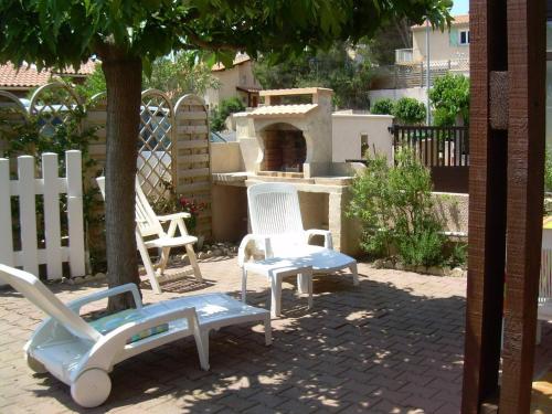 Photo de la galerie de l'établissement Charmant Pavillon Climatisé, 300m Plage, 2 Chambres + Mezzanine, Terrasse Sud, Parking, Proche Commerces - FR-1-229D-84, à Fleury