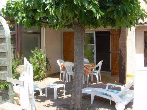 Photo de la galerie de l'établissement Charmant Pavillon Climatisé, 300m Plage, 2 Chambres + Mezzanine, Terrasse Sud, Parking, Proche Commerces - FR-1-229D-84, à Fleury