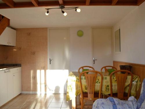 Photo de la galerie de l'établissement Charmant Pavillon Climatisé, 300m Plage, 2 Chambres + Mezzanine, Terrasse Sud, Parking, Proche Commerces - FR-1-229D-84, à Fleury