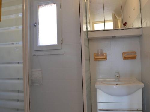 ein kleines Bad mit einem Waschbecken und einer Dusche in der Unterkunft Maison Fleury-Saint-Pierre-la-Mer, 3 pièces, 4 personnes - FR-1-229D-84 in Fleury