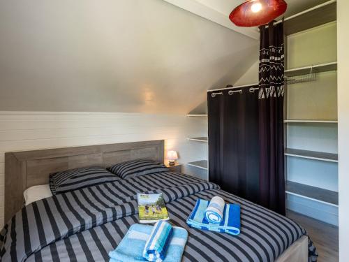 Un dormitorio con una cama con toallas. en Stunning 4-Bed House in La Bourboule, en La Bourboule