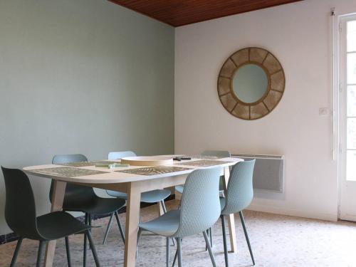- une table et des chaises dans une pièce avec un miroir dans l'établissement Maison de vacances plage et forêt à Saint-Georges-d'Oléron – 6 couchages, jardin, terrasse, WIFI - FR-1-246A-80, à Saint-Georges-dʼOléron