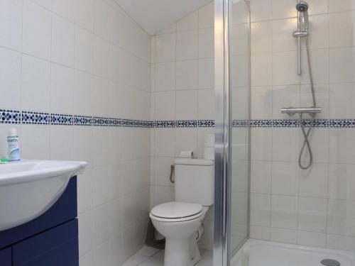 une salle de bain avec toilettes, douche et lavabo dans l'établissement Maison de vacances plage et forêt à Saint-Georges-d'Oléron – 6 couchages, jardin, terrasse, WIFI - FR-1-246A-80, à Saint-Georges-dʼOléron