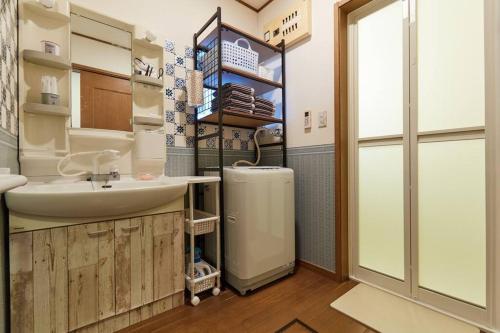 A bathroom at Seaside House Enoshima 江ノ島, Free Parking 漫居湘南海岸, 尋訪灌籃高手