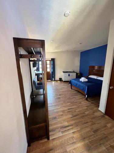um quarto com uma cama e um espelho em Casa El Arte de Frida em San Miguel de Allende