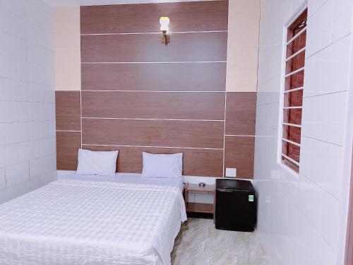 سرير أو أسرّة في غرفة في Khách sạn Ngọc Bích 2