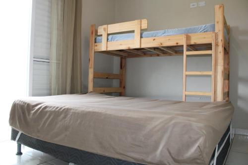 1 Schlafzimmer mit 2 Etagenbetten in einem Zimmer in der Unterkunft Maravilhosa casa pé na areia in Itanhaém