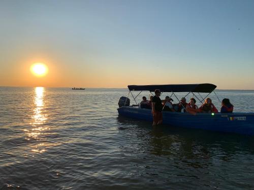 um grupo de pessoas em um barco na água em Apartment modern in Sulina em Sulina