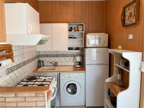 Il comprend une petite cuisine équipée d'un réfrigérateur et d'un lave-linge. dans l'établissement Appartement à 80m² de la Mer avec Terrasse, Jardin et Parking - 4 pers, 35m² - FR-1-540-177, à Notre-Dame-de-Monts