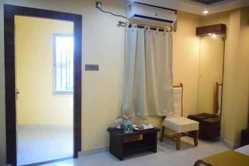 Habitación con cama y ventana en Tris Planet Kalyani by Easygorooms!!, en Kalyani