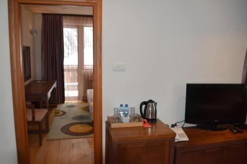 TV a/nebo společenská místnost v ubytování The Lodge Hotel