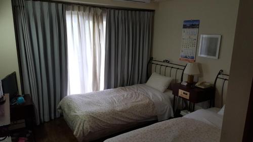 Una cama o camas en una habitación de Tsushima Dae-A Hotel
